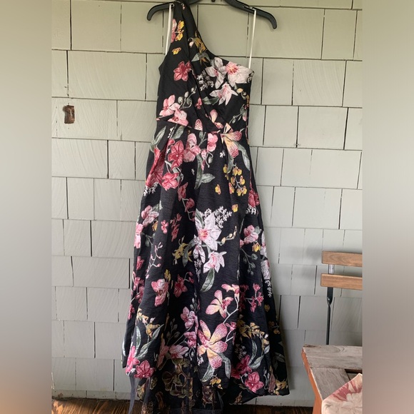 Marchesa Notte NWT size 6 never worn currently at Saks 5th Ave- $895 - Picture 2 of 4